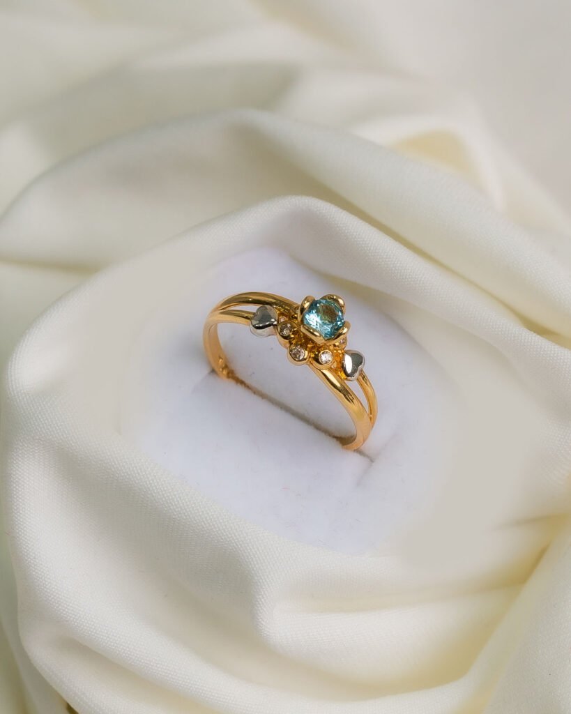 anillo de oro con incrustaciones